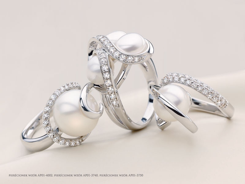 Pierścionek srebrny z perłą i z cyrkoniami