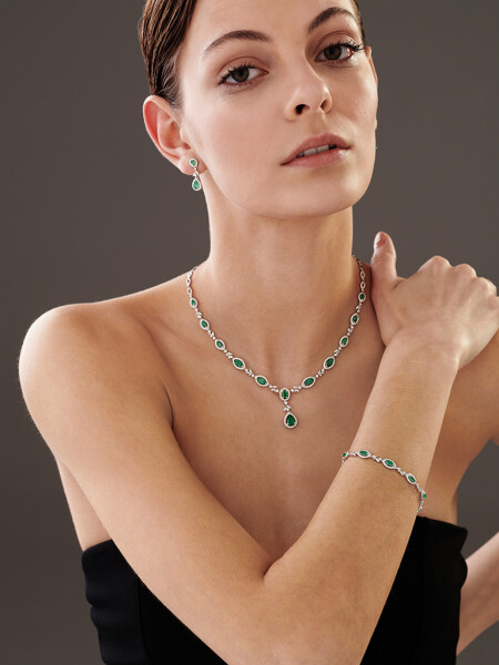 White gold necklace with brilliants and emeralds - fineness 14 K
