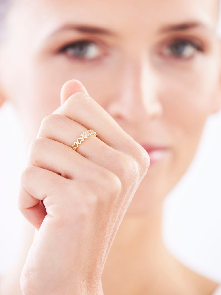 Złoty pierścionek z cyrkoniami - serca 