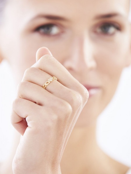 Złoty pierścionek z cyrkoniami - serca 