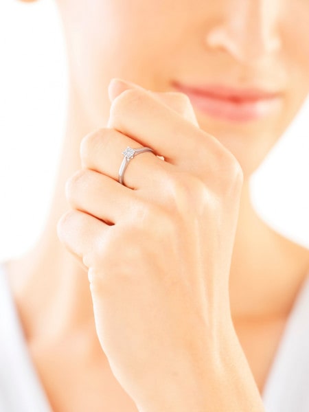 Prsten z bílého zlata s diamanty a briliantem 0,07 ct - ryzost 585