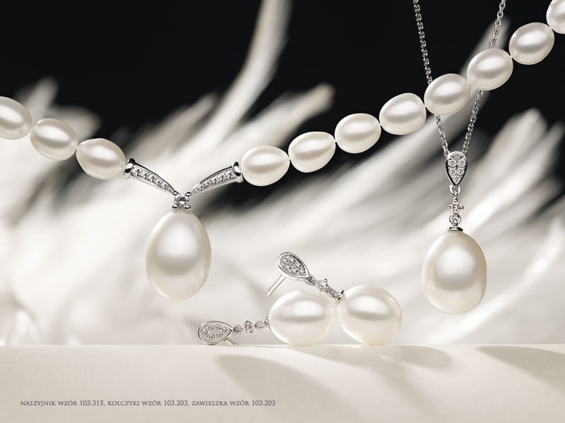 Naszyjnik z perłami, diamentami i elementami białego złota - próba 750