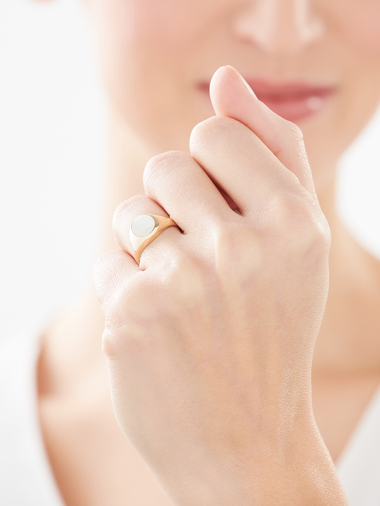 Złoty pierścionek z masą perłową - sygnet