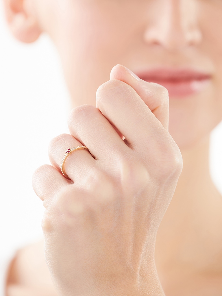 Złoty pierścionek z rubinami syntetycznymi i cyrkoniami - serce  