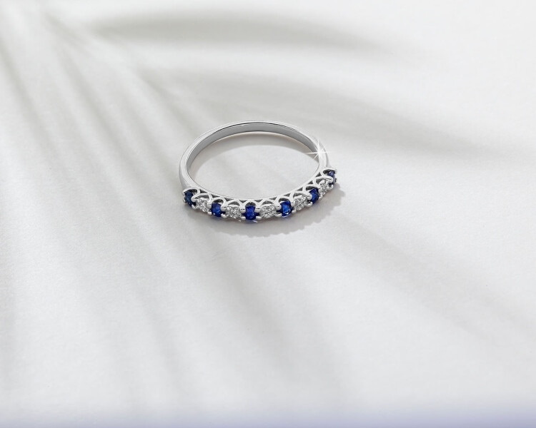 Prsten z bílého zlata s diamanty a safíry - ryzost 585