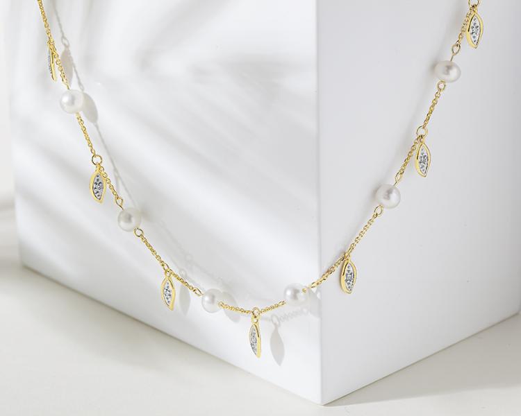 Zlatý náhrdelník s diamanty a perlami - ryzost 585