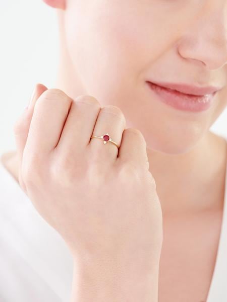 Zlatý prsten se syntetickým rubínem a zirkony
