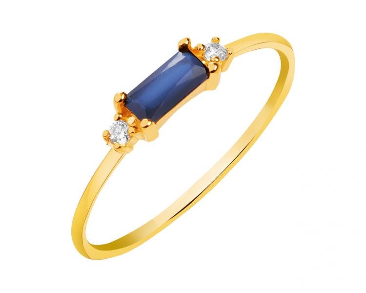 Zlatý prsten se syntetickým safírem a zirkony