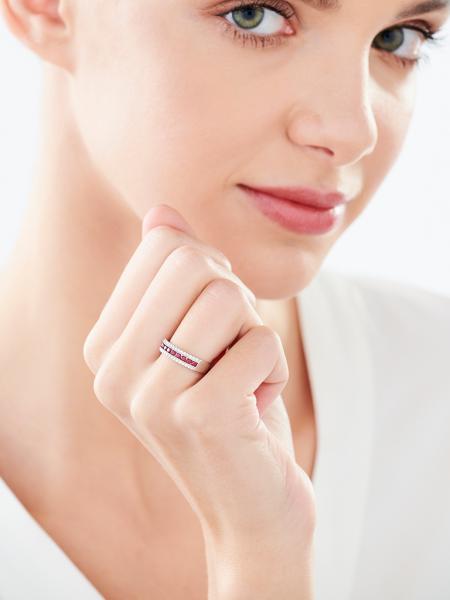 Prsten z bílého zlata se syntetickými rubíny a zirkony