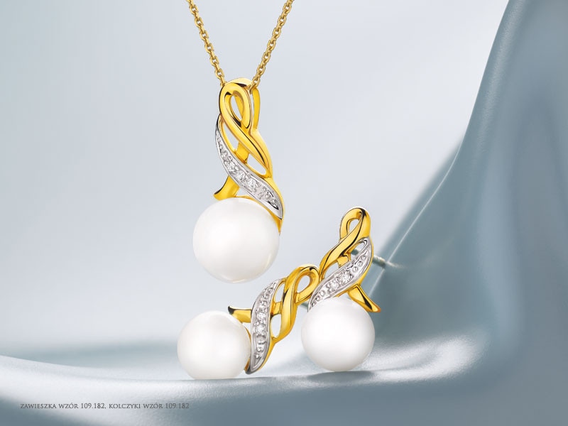 Yellow gold pendant with diamonds and pearl - fineness 14 K