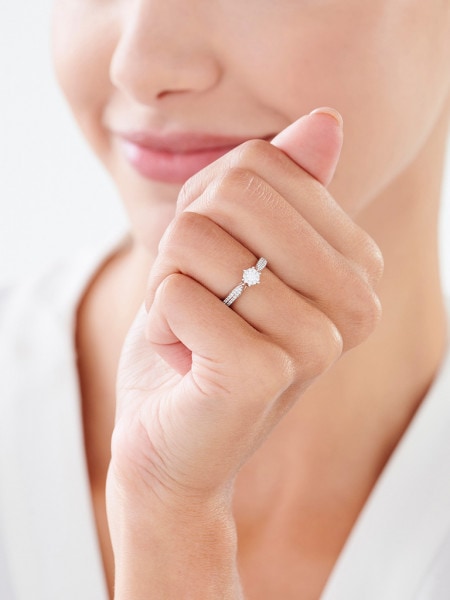 Prsten z bílého zlata s diamanty 0,25 ct - ryzost 750