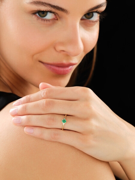 Yellow gold diamond & emerald ring - fineness 18 K