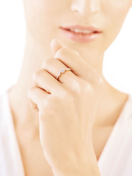 Zlatý prsten s diamanty 0,15 ct - ryzost 750