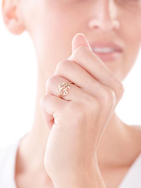 Zlatý prsten s diamanty - listy 0,03 ct - ryzost 585
