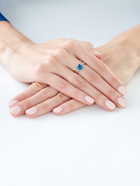 Prsten z bilého zlata s diamanty a topazem (London Blue) - ryzost 585