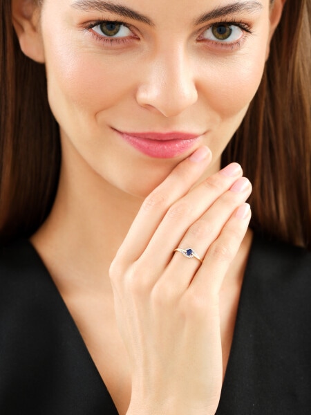 Pierścionek z żółtego złota z diamentami i szafirem - próba 375