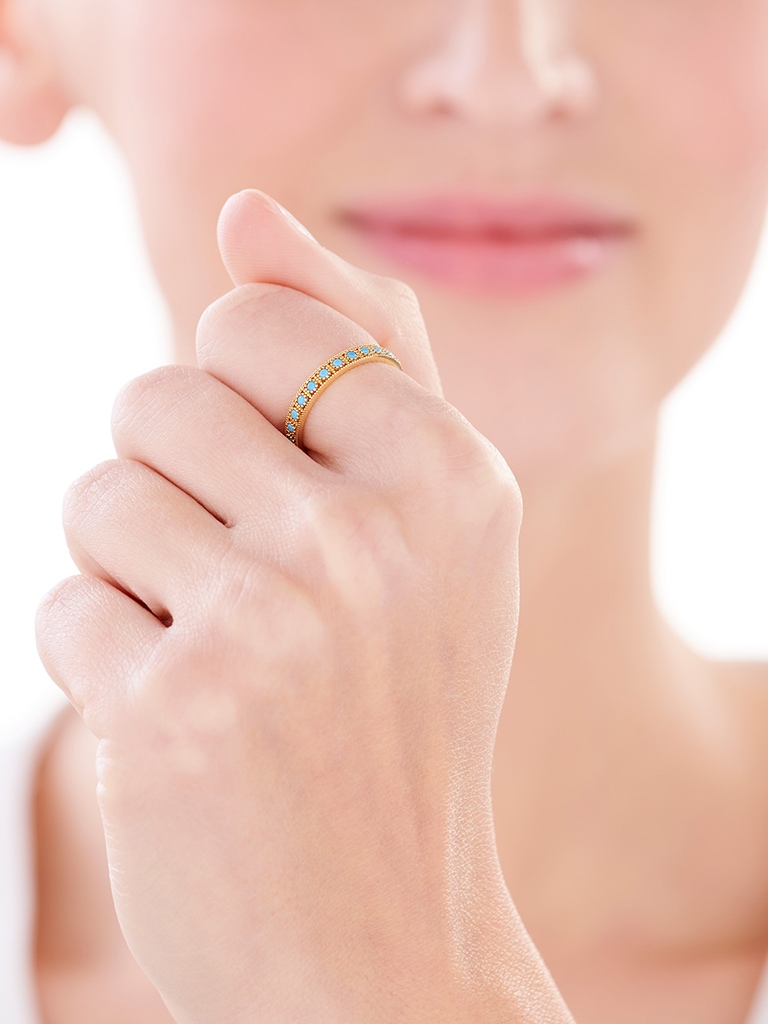 Złoty pierścionek z turkusami syntetycznymi 