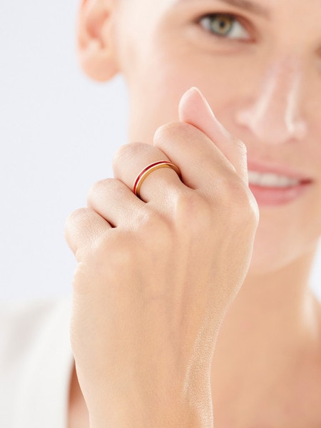 Złoty pierścionek z emalią