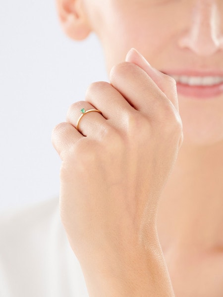 Złoty pierścionek ze szmaragdem syntetycznym