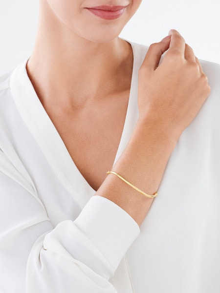 Stiff gold bracelet with clasp
