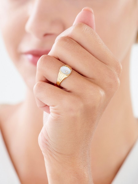 Złoty pierścionek  z masą perłową i cyrkonią - sygnet