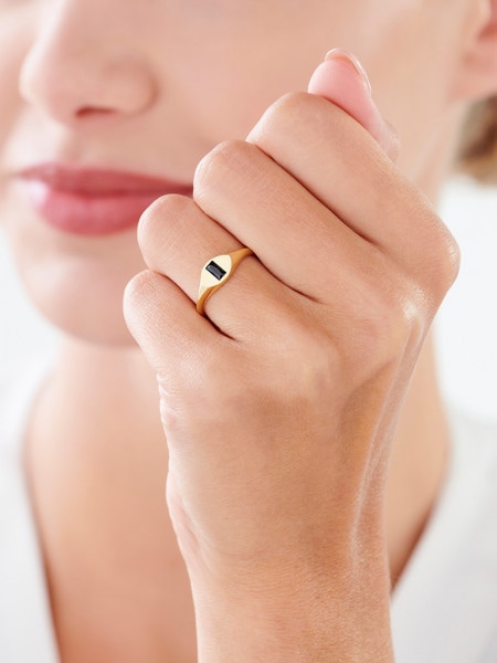Złoty pierścionek z onyksem syntetycznym - sygnet