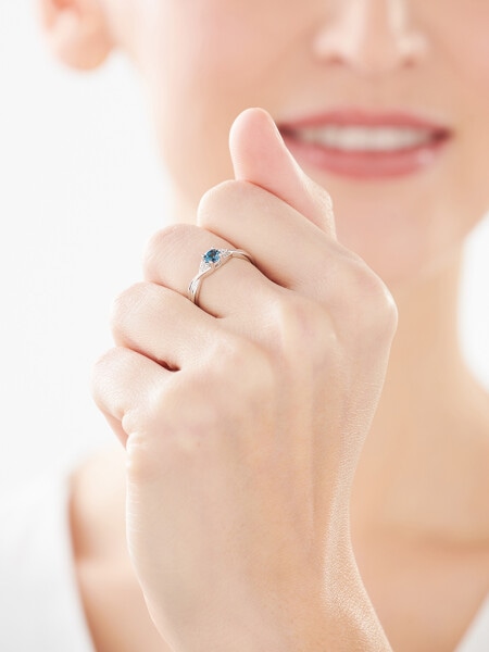 Prsten z bílého zlata s diamanty a topazem (London Blue) - ryzost 585