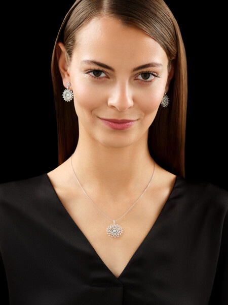 Přívěsek z bílého zlata s brilianty - rozeta - 0,70 ct - ryzost 585