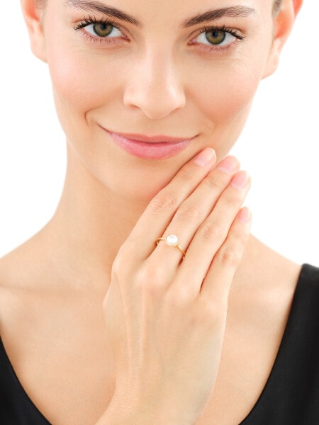 Złoty pierścionek z perłą