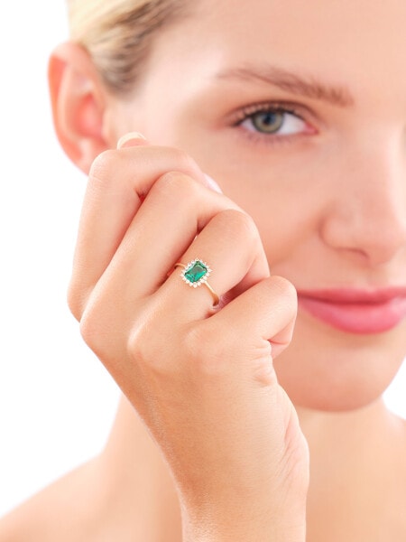 Zlatý prsten se syntetickým smaragdem a zirkony
