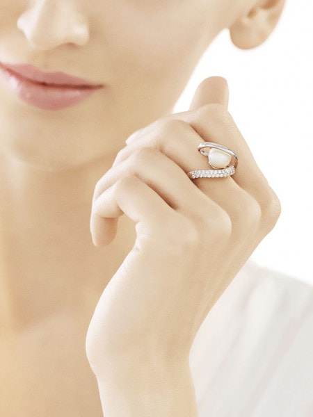 Stříbrný prsten s perlou a se zirkony