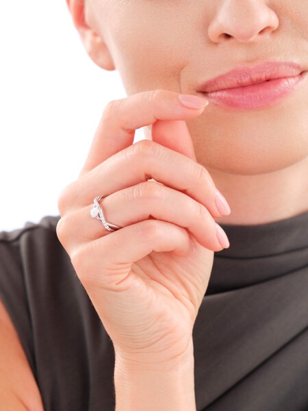 Stříbrný prsten se syntetickým opálem a zirkony