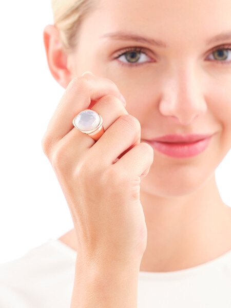 Pozlacený prsten z mosazi se skleněnými detaily a perletí