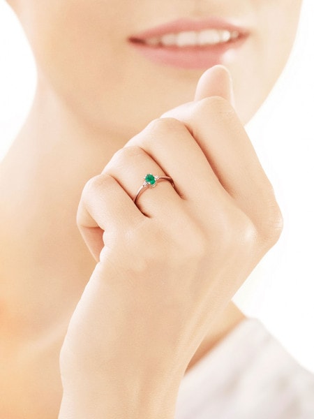 White gold ring with brilliants and emerald - fineness 14 K