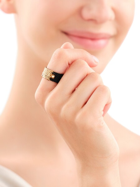 Prsten s prvky ze žlutého zlata a korálky