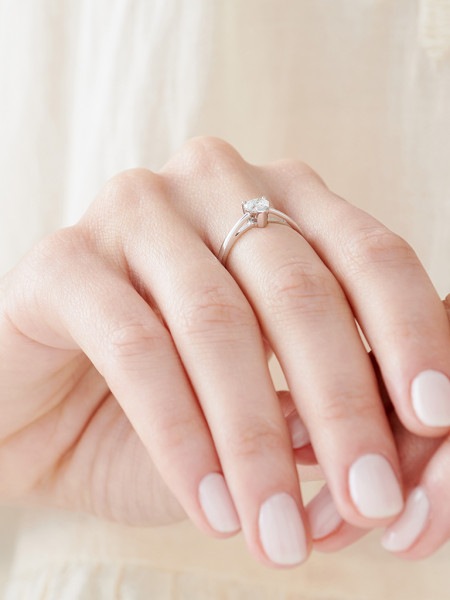 Pierścionek z białego złota z diamentem - serce 0,38 ct - próba 585