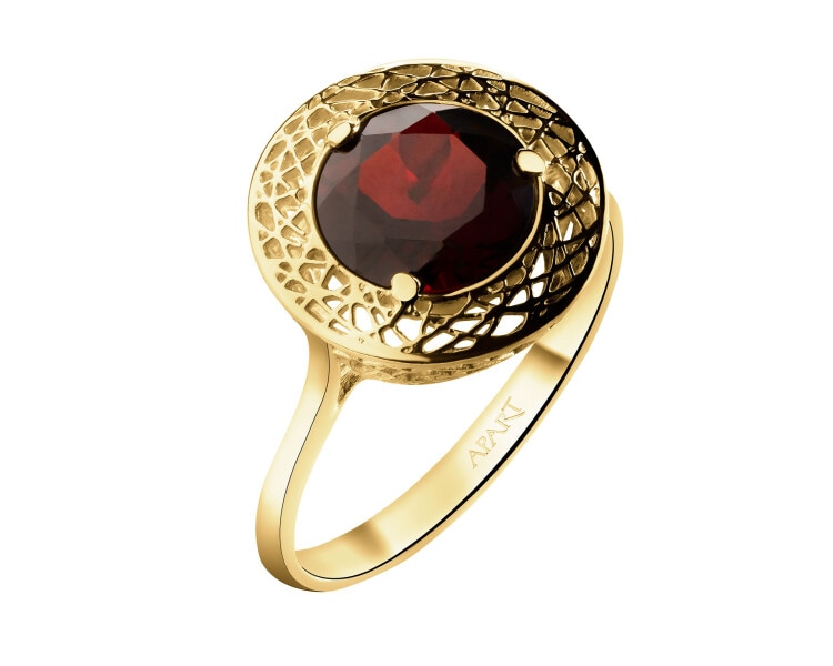 9 K Yellow Gold Ring with Garnet