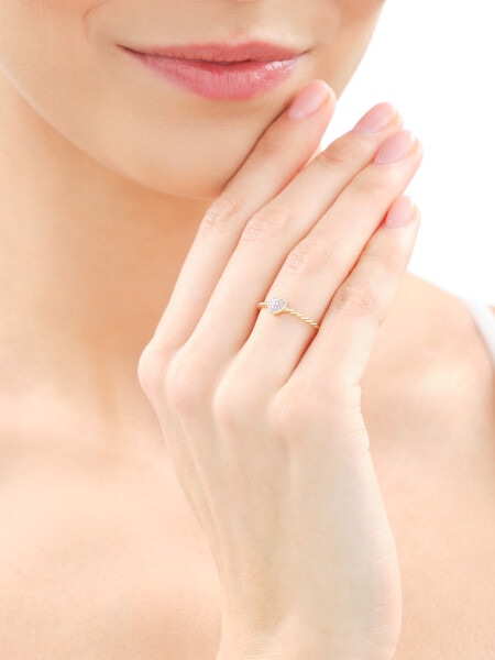 Pierścionek z żółtego złota z diamentami - serce - 0,04 ct - próba 375
