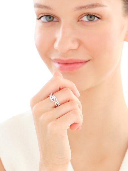 Stříbrný prsten se zirkony