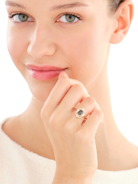 Złoty pierścionek z cyrkoniami