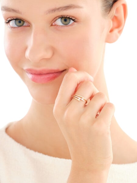 Złoty pierścionek z cyrkoniami