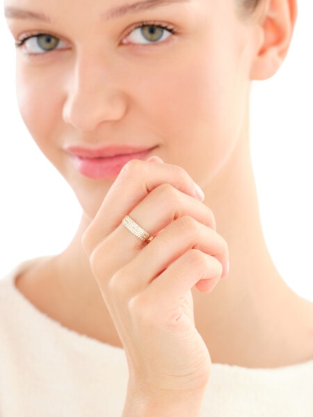 Złoty pierścionek z cyrkoniami