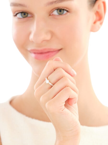 Złoty pierścionek z cyrkoniami