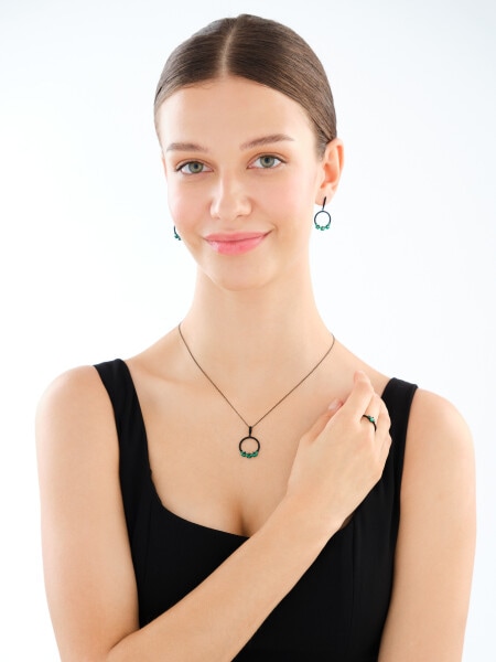 Stříbrný prsten se zirkony