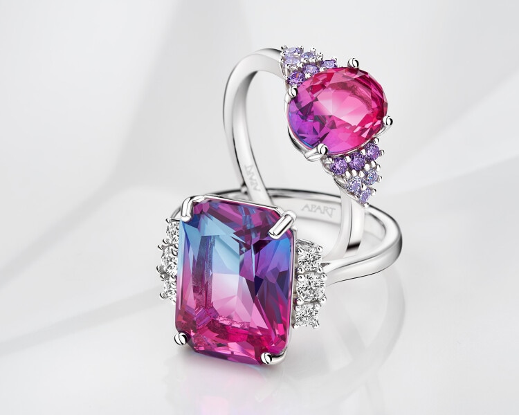 Stříbrný prsten se zirkony a broušeným sklem