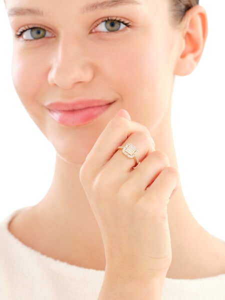 Złoty pierścionek z cyrkoniami