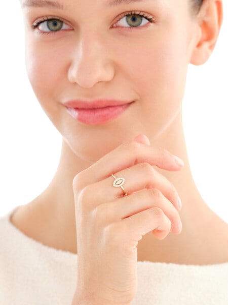 Złoty pierścionek z cyrkoniami