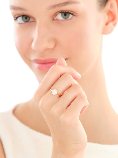 Złoty pierścionek z cyrkoniami