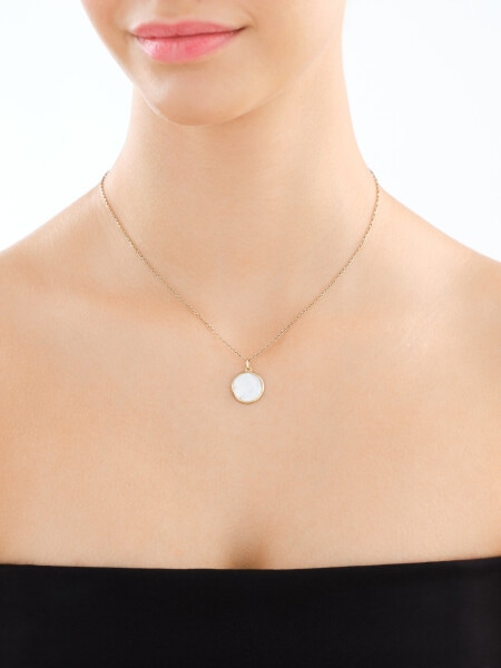 Złota zawieszka z emalią i masą perłową - stópki, serca