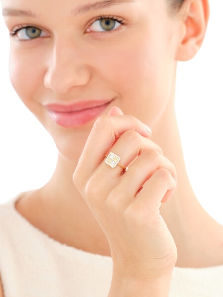 Złoty pierścionek z cyrkoniami